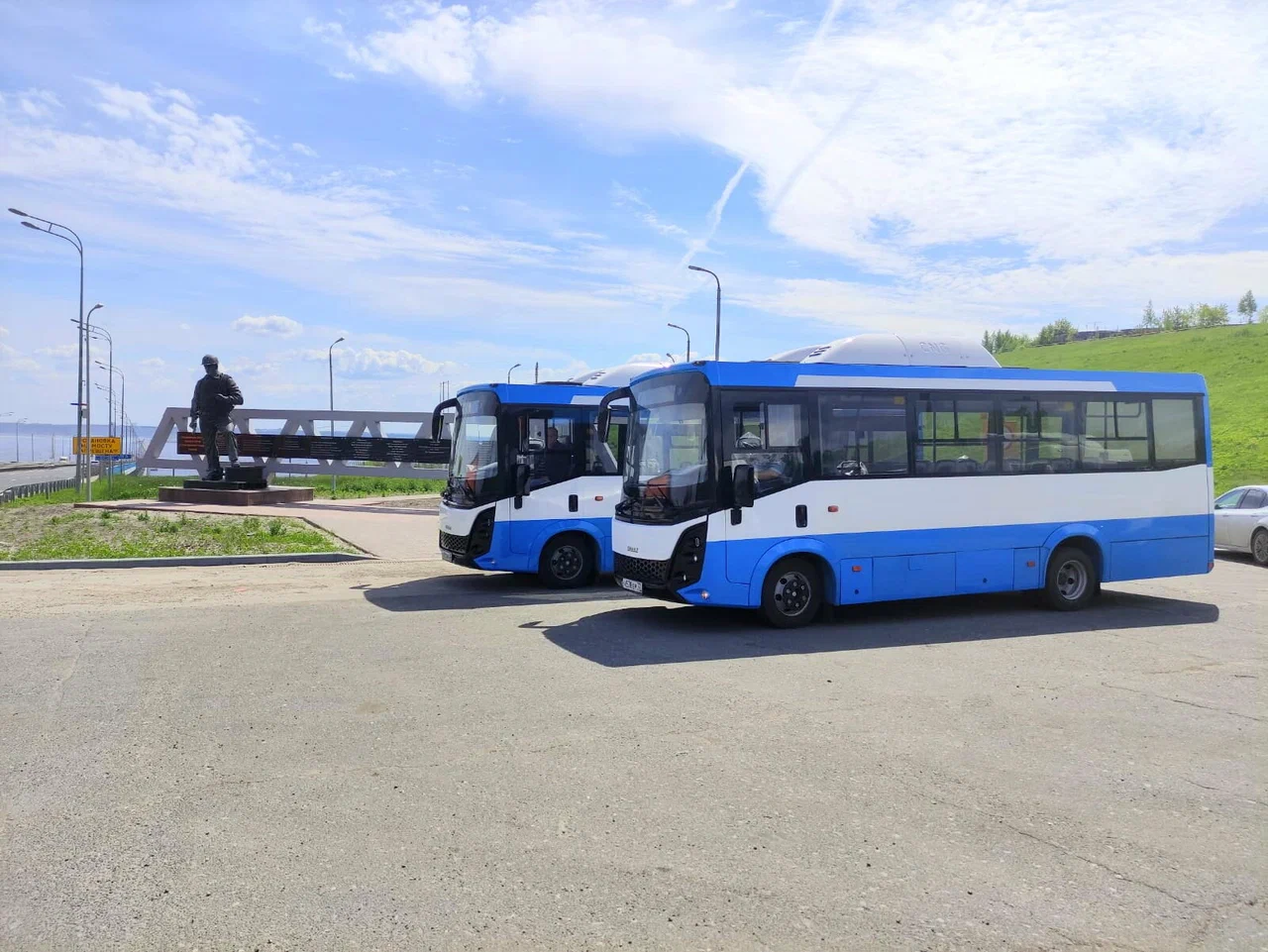 Пассажирские автобусы на площадке